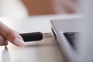 Como criar uma unidade USB inicializável do Windows 10 pendrive-usb-notebook