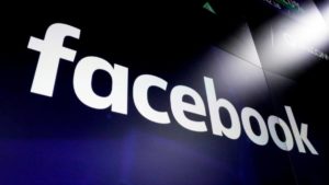 Como combinar a capa do Facebook com a foto do perfil Facebook