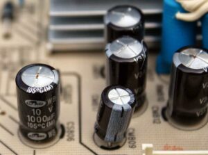 Tipos de capacitores e suas aplicações Capacitores