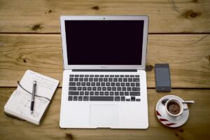 Como funciona uma fonte para notebook? PC desligar reiniciar