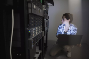O que é DNSSEC (Domain Name System Security Extensions)? IP mulher servidor notebook