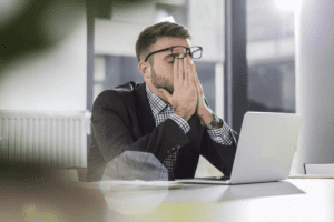 Problemas frequentes de computadores e suas soluções Stress Homem Notebook