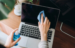 Quais produtos posso usar para limpar meu notebook?
