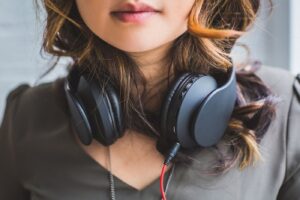 Como redefinir as configurações de áudio no Windows 11? Adaptive Multi-Rate e fone de ouvido mulher