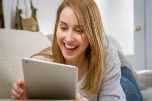 Como achar e baixar os drivers para o computador? mulher tablet alegria compra por aplicativos