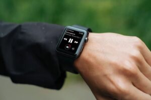 Por que você deve ativar a detecção de quedas no Apple Watch? Now PLaying