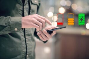 Por que a bateria do celular carrega mais devagar quando quase cheia? Bateria telefone