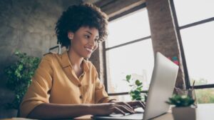 Como controlar seu Mac usando sua cabeça e rosto Cabeça mulher notebook macbook