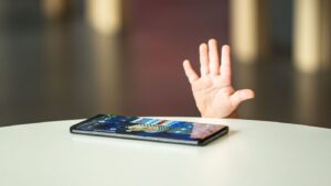 Como impedir compra acidental por aplicativo no Android ou iPhone criança celular compra