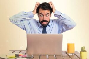 O que fazer se seu notebook molhou? stress computador notebook homem hora de trocar de notebook