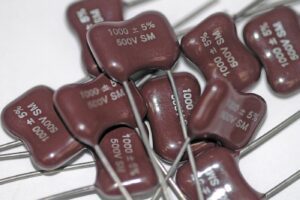 O que é um Capacitor de Cerâmica?