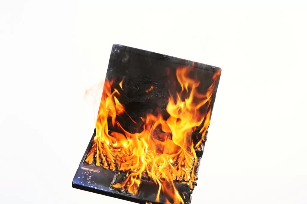 PC notebook stress chama fogo