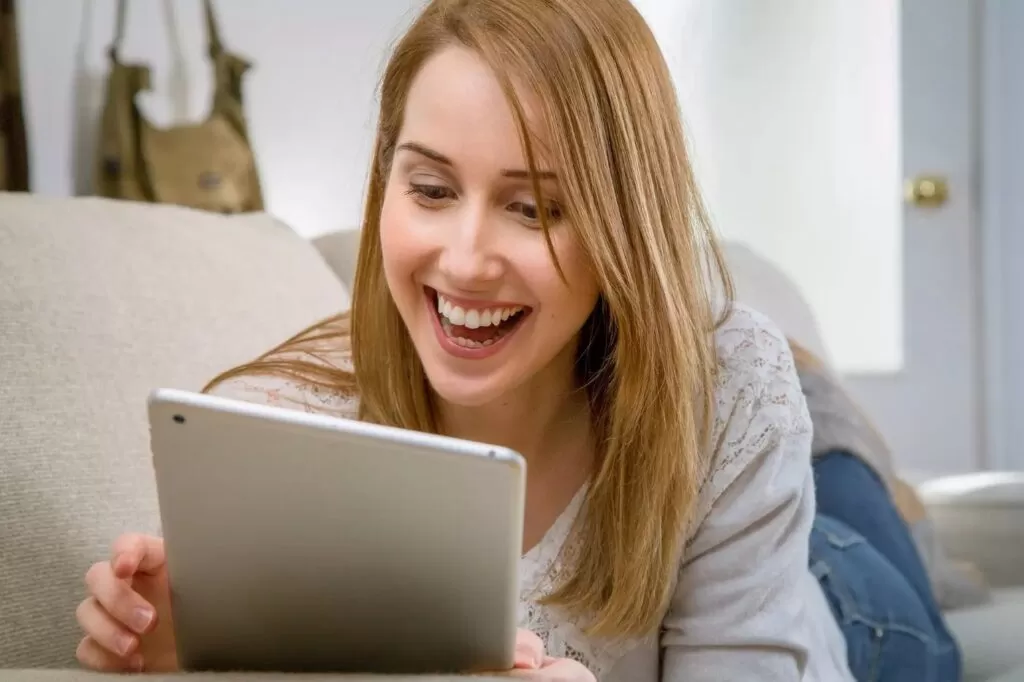 mulher tablet alegria compra por aplicativos